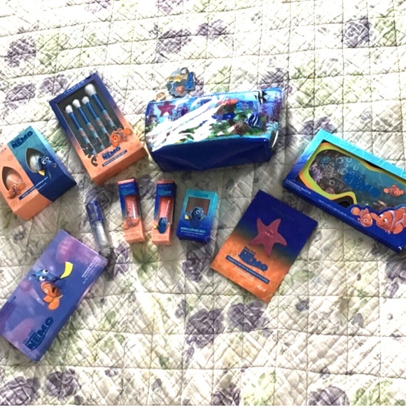 Finding Nemo Disney 17 pcs Set Makeup Revolution Eyeshadow lip oil brush bag New - Picture 2 of 14